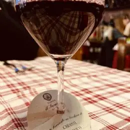 Glas klassischer Chianti-Wein