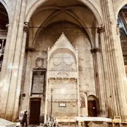 À l'intérieur de la cathédrale